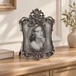 Cadre photo baroque argenté de 27 cm sur une console, illustration de mise en situation - 2