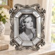 Cadre photo argenté de 25 cm à bordure octogonale, posé sur une console dans un intérieur classique - 2