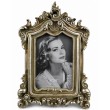 Cadre photo baroque en résine dorée patinée, volutes et bordure perlée, hauteur 26 cm, vue de face - 1