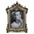 Cadre photo baroque en résine argentée patinée, fronton à volutes et bordure perlée, hauteur 30 cm, vue de face - 1