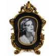 Cadre photo baroque en résine noir et doré de 28 cm, fronton ajouré, roses et volutes, vue de face - 1