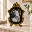 Cadre photo noir et doré de 28 cm présenté sur une console claire dans un intérieur classique - 2
