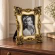 Cadre photo ivoire et doré de 25 cm présenté sur une commode en bois dans un intérieur classique - 2