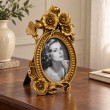 Cadre photo doré à fleurs et papillon de 28 cm présenté sur un bureau en bois - 2