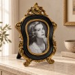 Cadre photo noir et doré de 31 cm pour photo 13 × 18 cm, présenté sur une console claire - 2