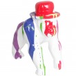 Statue en résine singe gorille au chapeau multicolore fond blanc - 25 cm