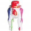 Statue en résine singe gorille au chapeau multicolore fond blanc - 25 cm