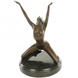 Statue érotique en bronze et marbre femme nue bras levés - 24 cm