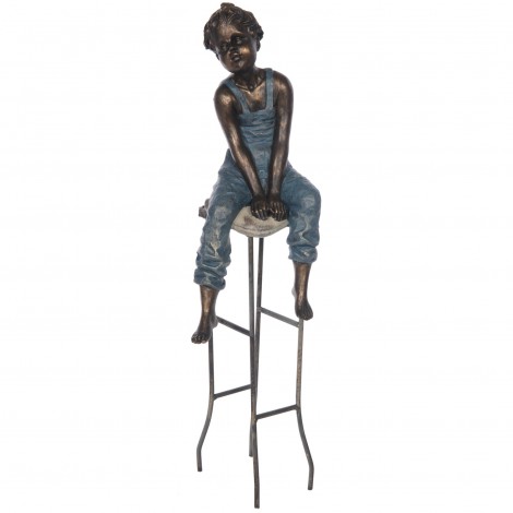 Statue garçon au tabouret en résine et fer - 56 cm