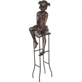 Statue fillette au tabouret en résine et fer - 55 cm