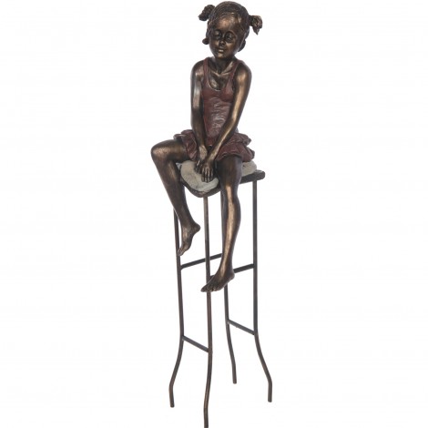 Statue fillette au tabouret en résine et fer - 55 cm