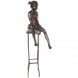 Statue fillette au tabouret en résine et fer - 55 cm
