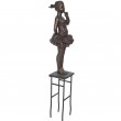 Statue fillette debout sur un tabouret en résine et fer - 50 cm