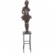 Statue fillette debout sur un tabouret en résine et fer - 50 cm