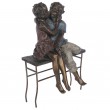 Statue garçon et fille assis sur un banc en résine et fer - 41 cm