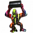 Statue gorille résine Donkey Kong singe multicolore fond noir avec tonneau 140 cm