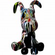 Statue chien Snoopy en résine multicolore fond noir - 28 cm