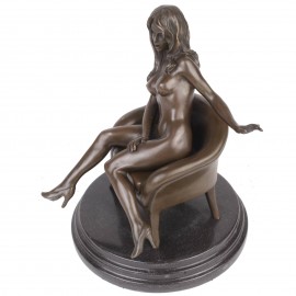 Statue érotique en bronze et marbre femme nue assise de coté - 21 cm