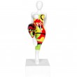 Statue design en résine femme jambe levée multicolore dominante rouge - 37 cm