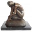 Statue en bronze femme sur coussin - 19 cm