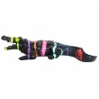Statue en résine crocodile multicolore fond noir - 42 cm