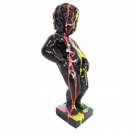 Statue en résine multicolore fond noir le célèbre Manneken-Pis 60 cm