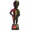 Statue en résine multicolore fond noir le célèbre Manneken-Pis 45 cm