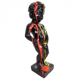 Statue en résine multicolore fond noir le célèbre Manneken-Pis 45 cm