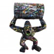 Statue gorille résine singe avec tonneau fond noir splash - 21 cm