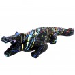 Statue en résine crocodile multicolore splash fond noir - 27 cm