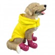 Statue chien labrador assis en habit de pluie et botte fuchsia - 50 cm