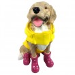 Statue chien labrador assis en habit de pluie et botte fuchsia - 50 cm