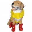 Statue chien labrador assis en habit de pluie et botte rouge - 50 cm