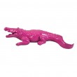 Statue en r&eacute;sine crocodile rose fuchsia 42 cm